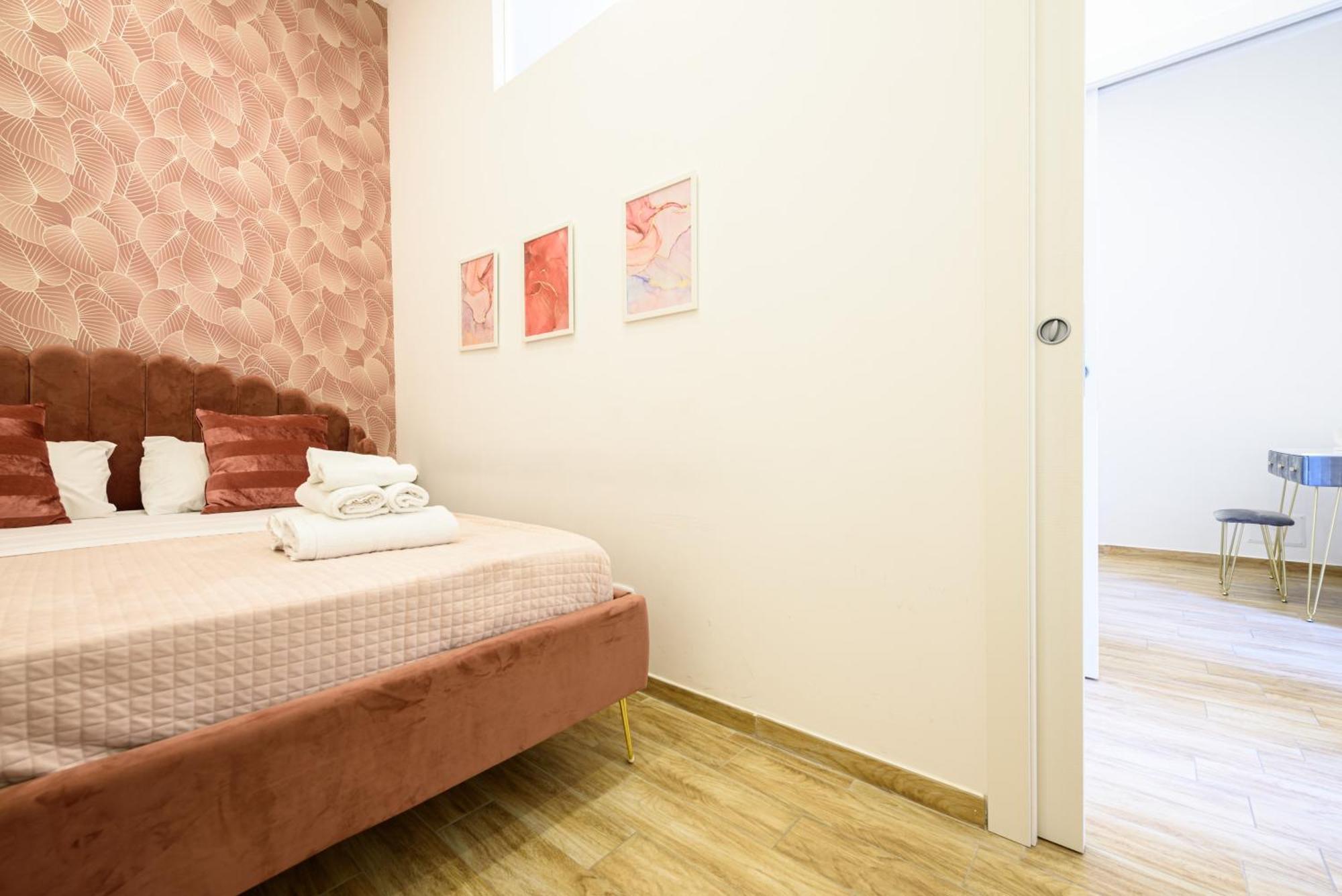 Luxury Apartment In Central City Napels Buitenkant foto