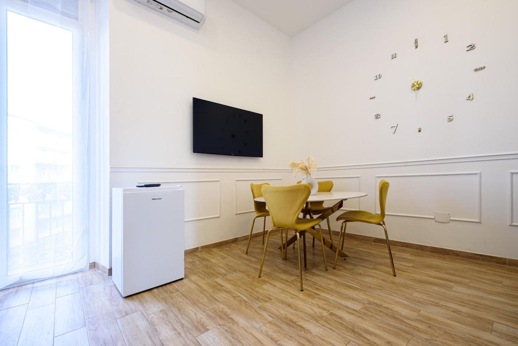 Luxury Apartment In Central City Napels Buitenkant foto
