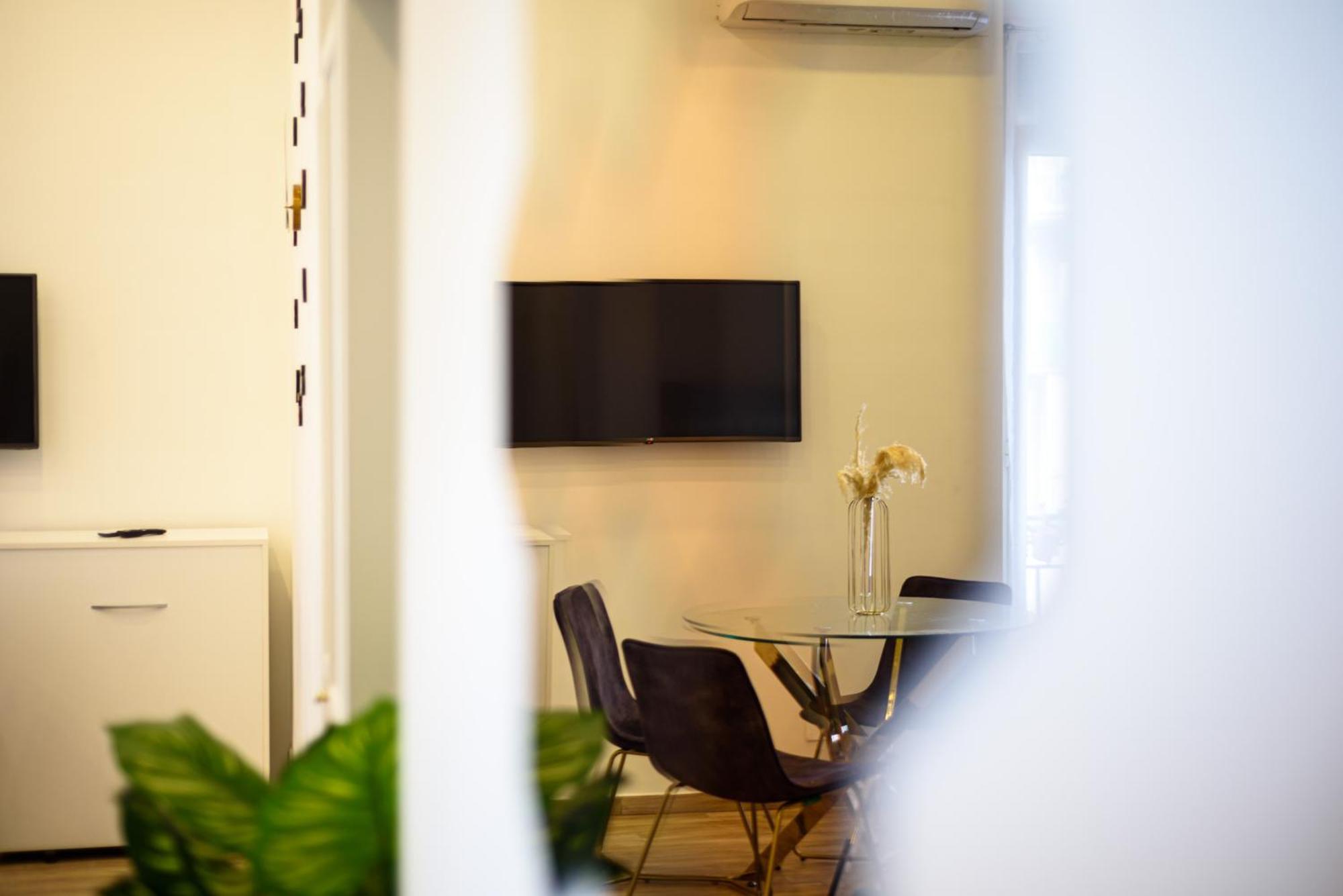 Luxury Apartment In Central City Napels Buitenkant foto
