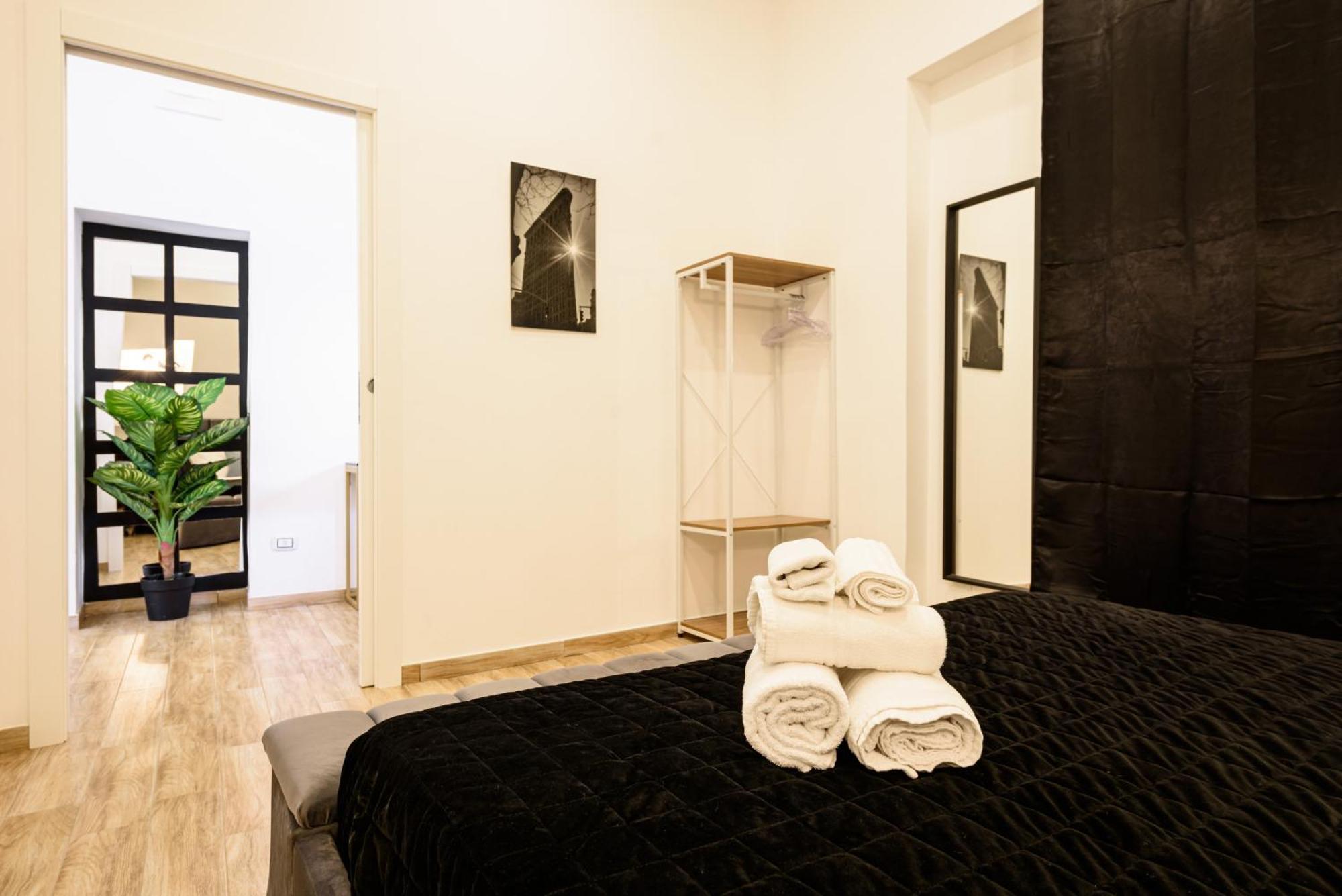 Luxury Apartment In Central City Napels Buitenkant foto