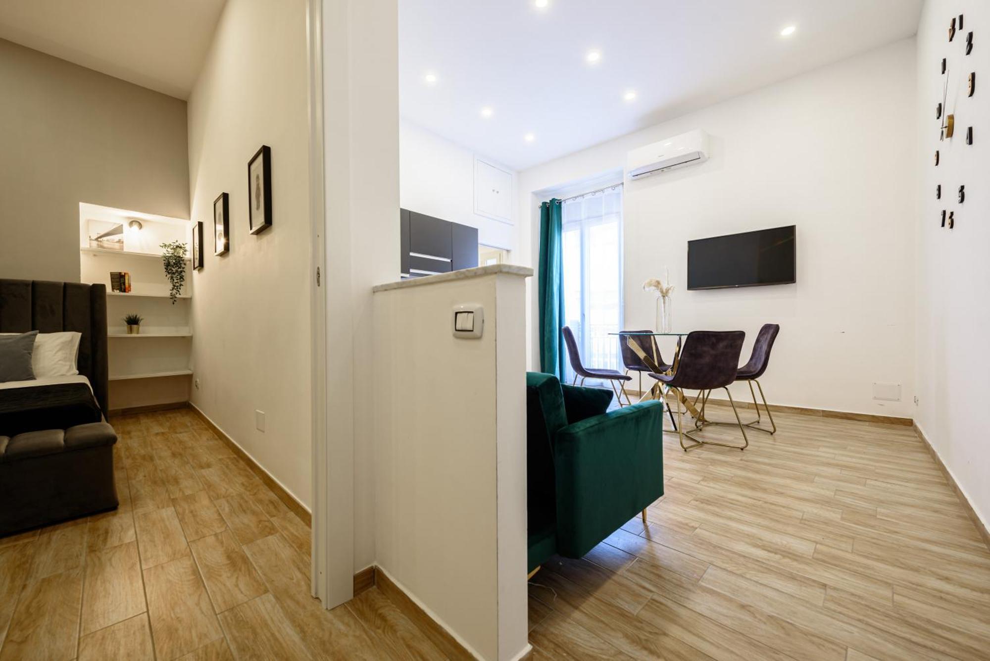 Luxury Apartment In Central City Napels Buitenkant foto
